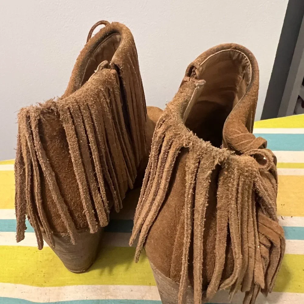 Lucky Brand tan fringed size 7 boots